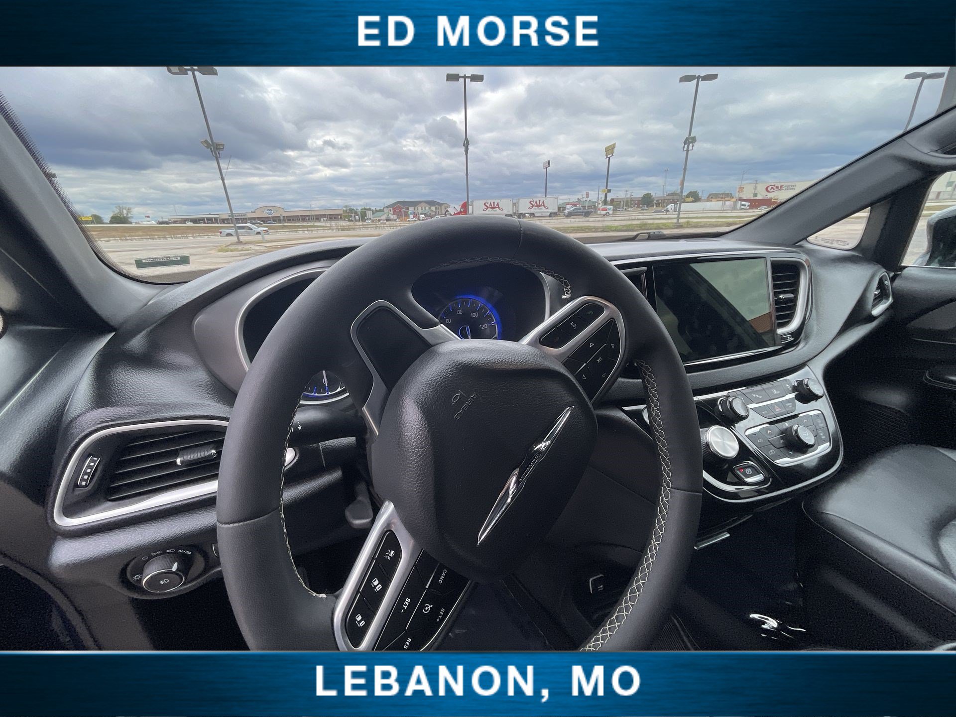 Used 2025 Chrysler Pacifica Select FWD image 10