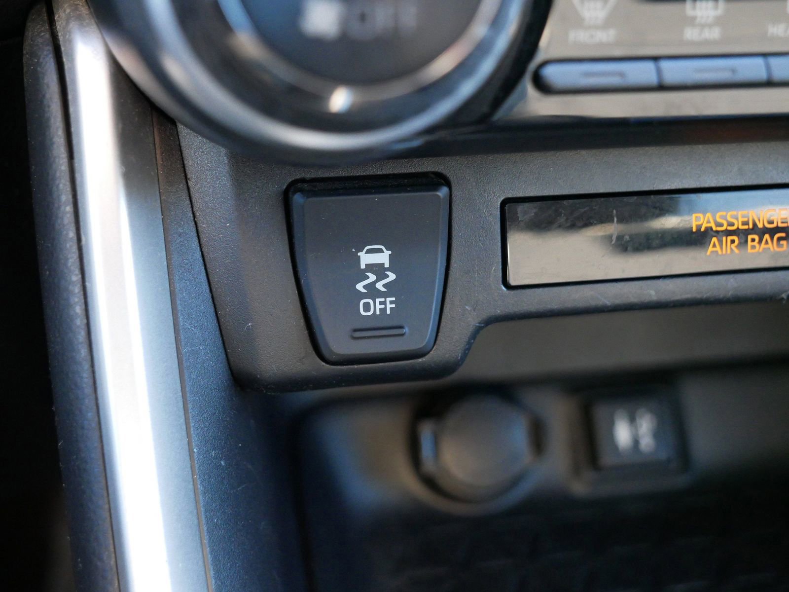 Used 2019 Toyota RAV4 LE w/ Carpet Mat Package AWD/4WD image 29