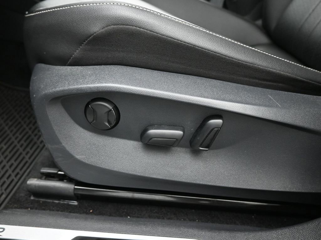 Used 2022 Volkswagen Tiguan SE R-Line image 38