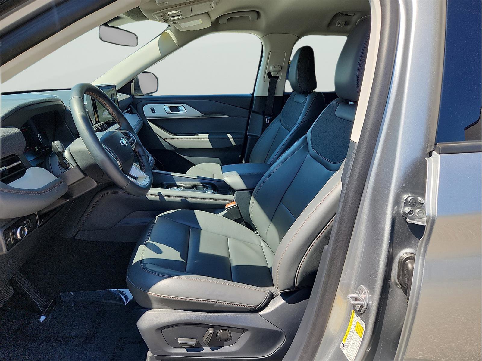 Certified 2025 Ford Explorer Active w/ Active Comfort Package image 11