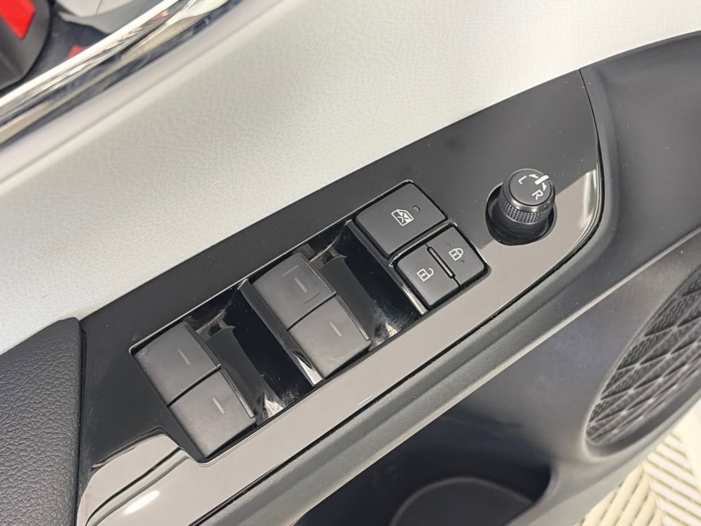 Used 2020 Toyota Prius LE w/ Carpet Mat Package image 24