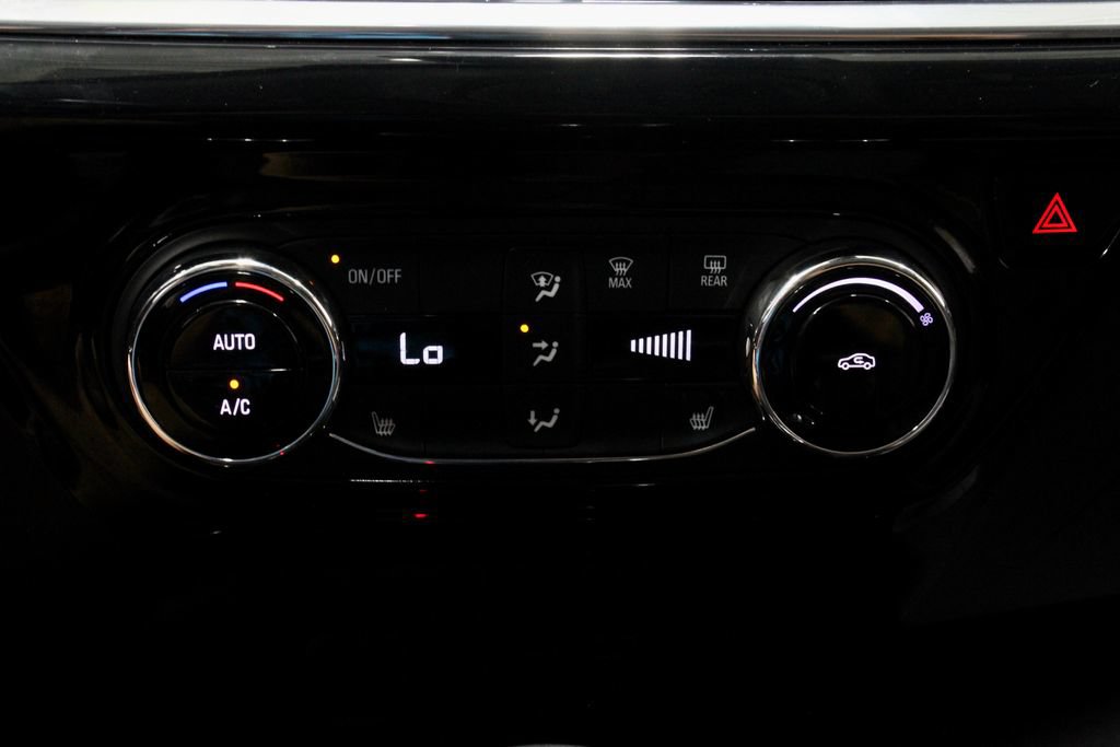 Used 2025 Chevrolet Trax ACTIV w/ Sunroof Package FWD image 29