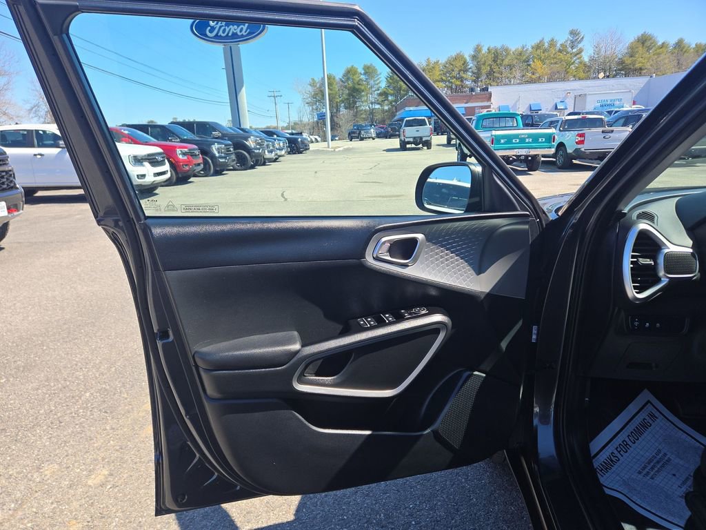 Used 2025 Kia Soul LX w/ LX Technology Package FWD image 5