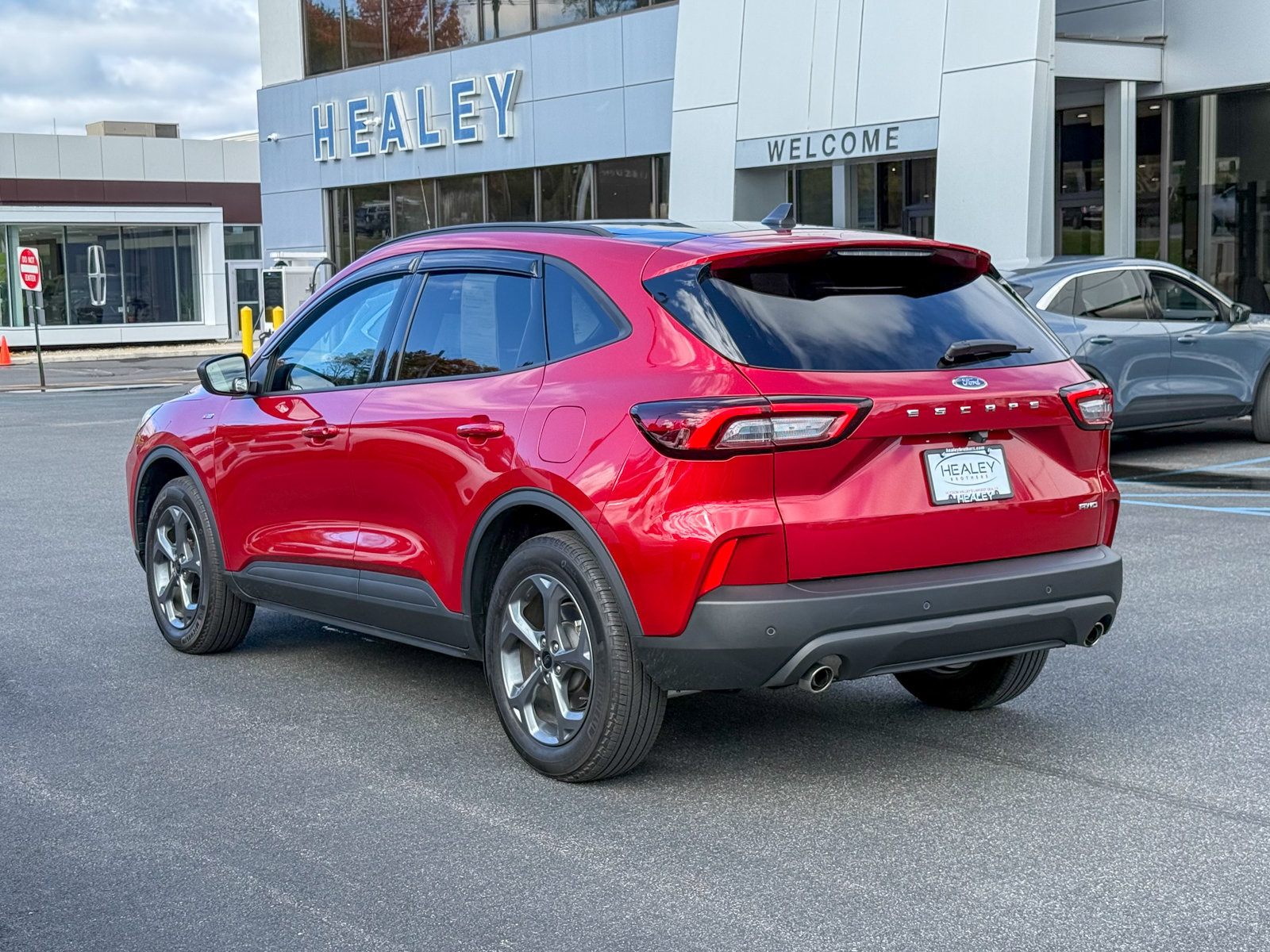 Certified 2025 Ford Escape ST-Line w/ Tech Pack #1 AWD/4WD image 3