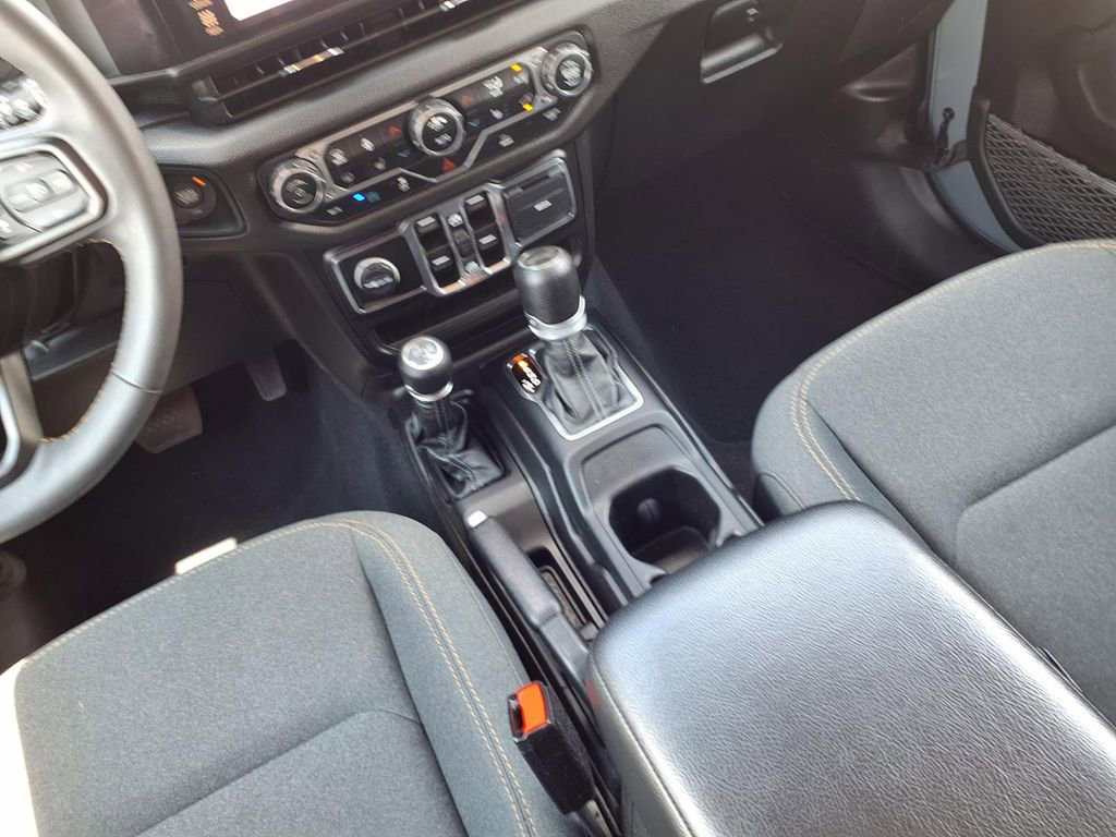 Used 2024 Jeep Wrangler Unlimited w/ Convenience Group AWD/4WD image 10