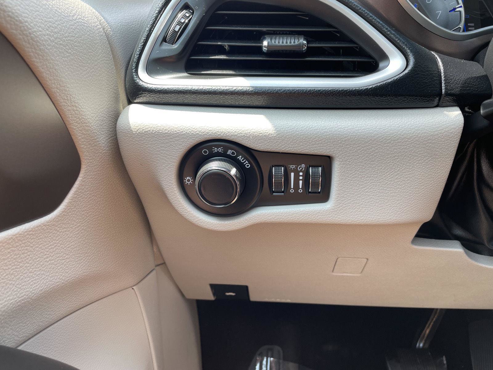 Used 2022 Chrysler Voyager LX FWD image 16