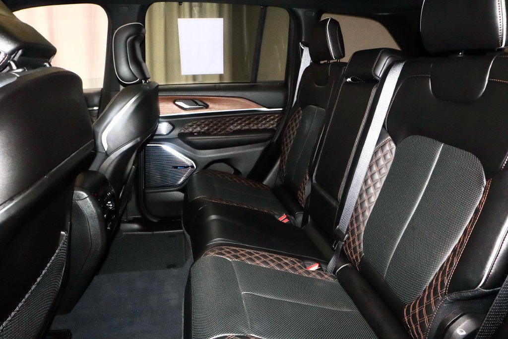 Used 2023 Jeep Grand Cherokee Summit w/ Luxury Tech Group V AWD/4WD image 23