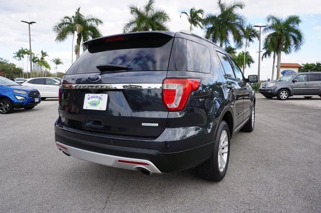 Certified 2017 Ford Explorer XLT image 3