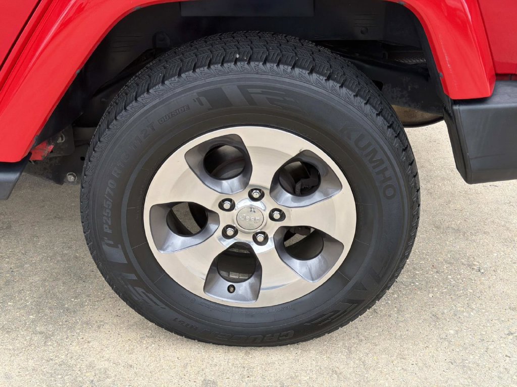 Used 2018 Jeep Wrangler Unlimited Sahara AWD/4WD image 6
