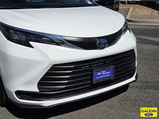 Used 2025 Toyota Sienna LE FWD image 2