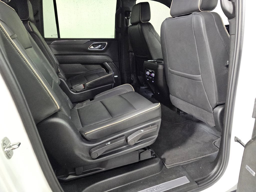Used 2024 GMC Yukon XL SLT w/ SLT Luxury Package AWD/4WD image 14