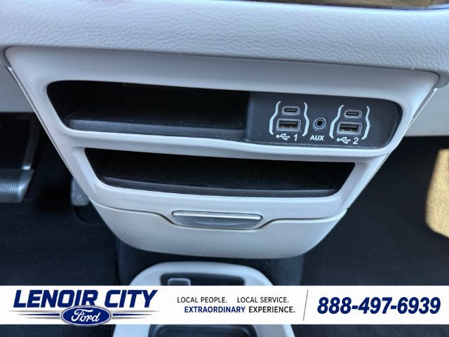 Used 2024 Chrysler Pacifica Touring-L FWD image 37