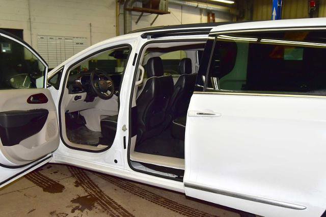 Used 2023 Chrysler Pacifica Limited image 30