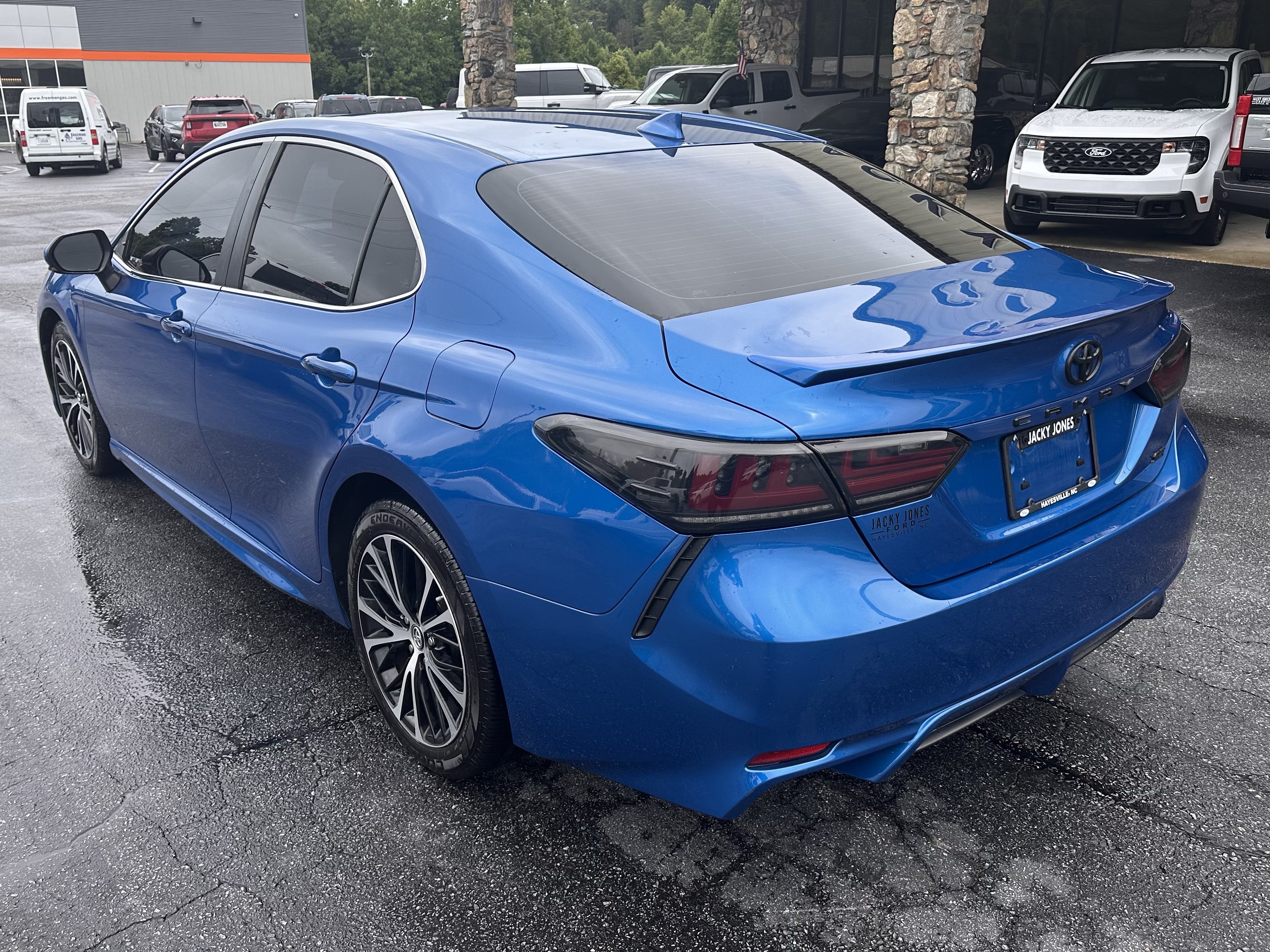 Used 2019 Toyota Camry SE w/ Convenience Package FWD image 8