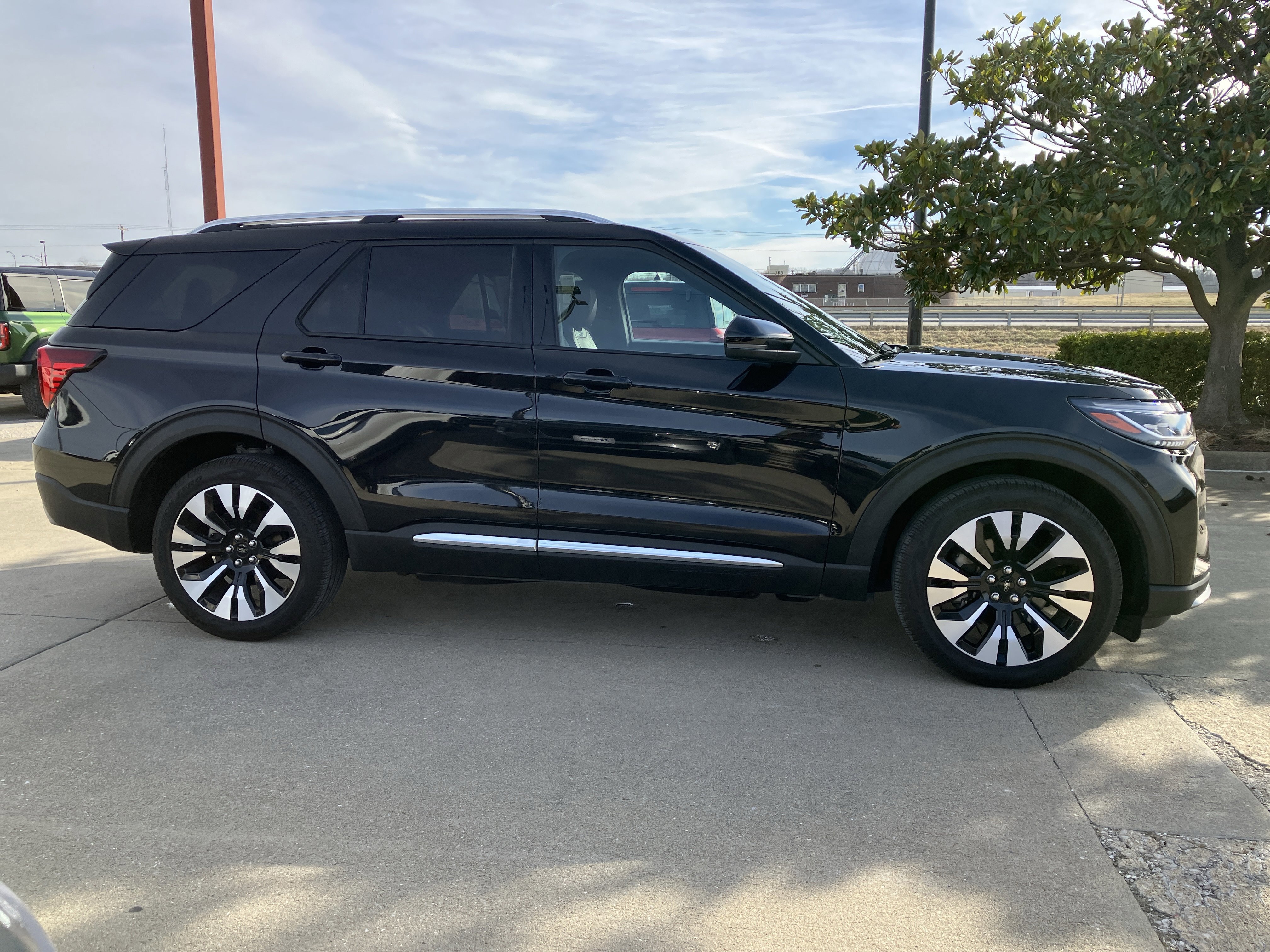 Certified 2025 Ford Explorer Platinum w/ LUX Leather Package image 6