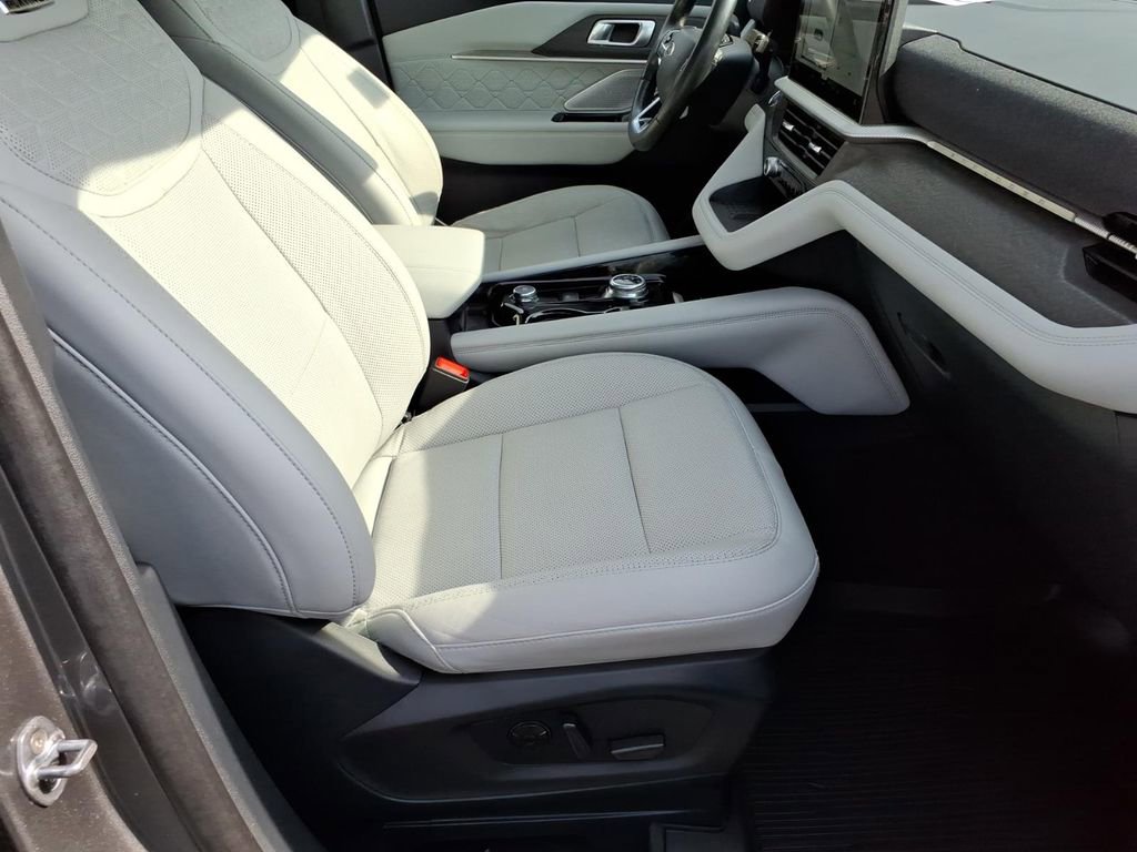 Certified 2025 Ford Explorer Platinum w/ Ultimate Package AWD/4WD image 8