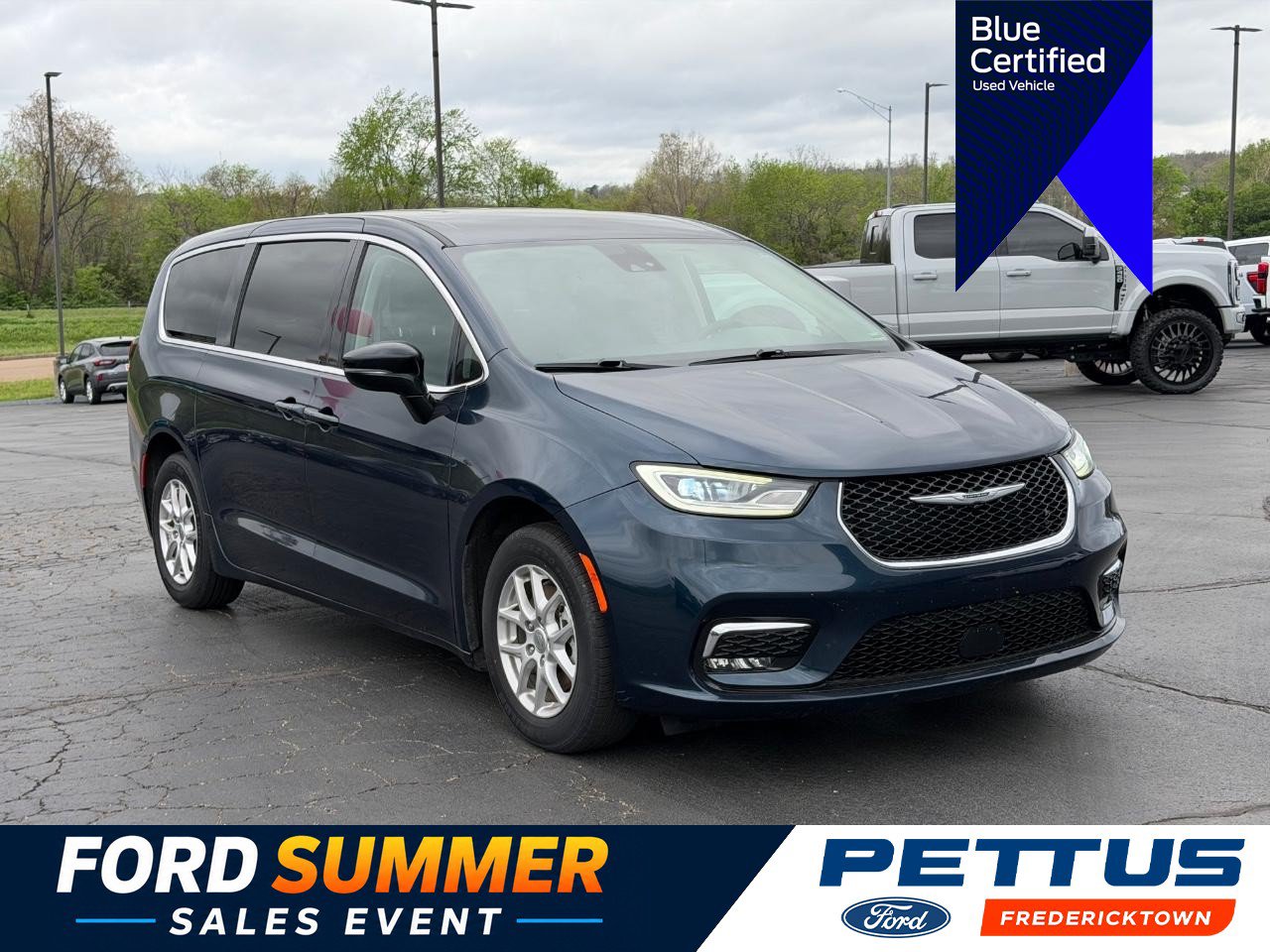 Used 2024 Chrysler Pacifica Touring-L FWD image 1