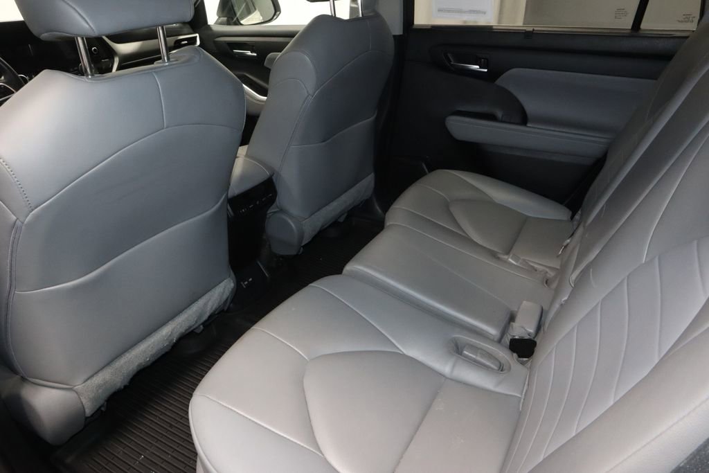 Used 2023 Toyota Highlander XLE FWD image 20