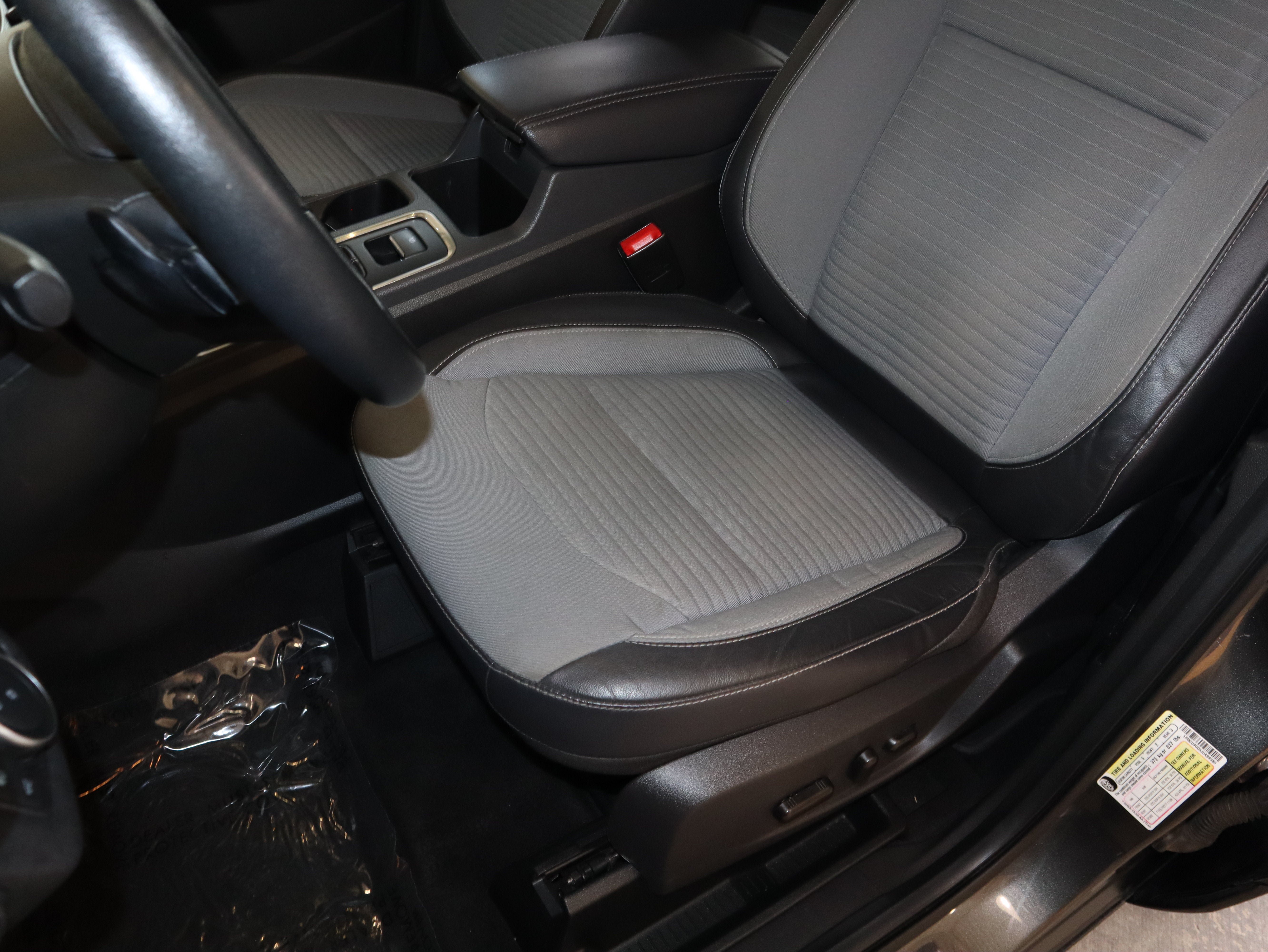 Certified 2018 Ford Escape SE w/ SE Sport Appearance Package AWD/4WD image 33
