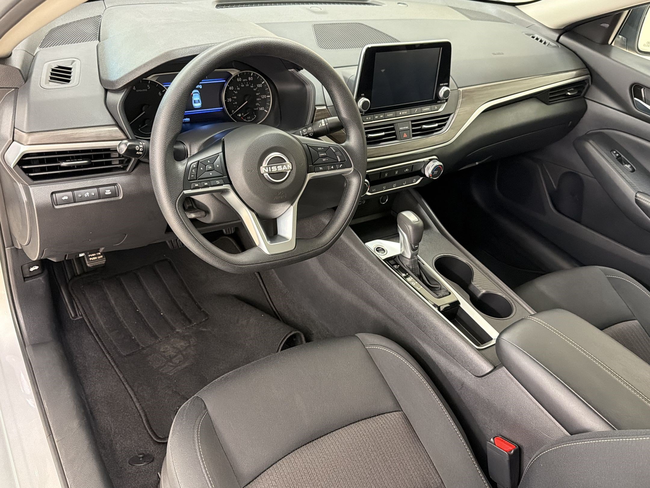 Used 2025 Nissan Altima 2.5 SV FWD image 4