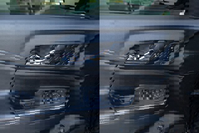 Used 2021 GMC Acadia SLT w/ Preferred Package image 16