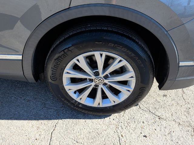 Used 2018 Volkswagen Tiguan SE w/ Panoramic Sunroof Package image 38