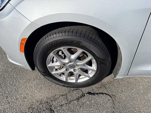 Used 2024 Chrysler Pacifica Touring-L image 12