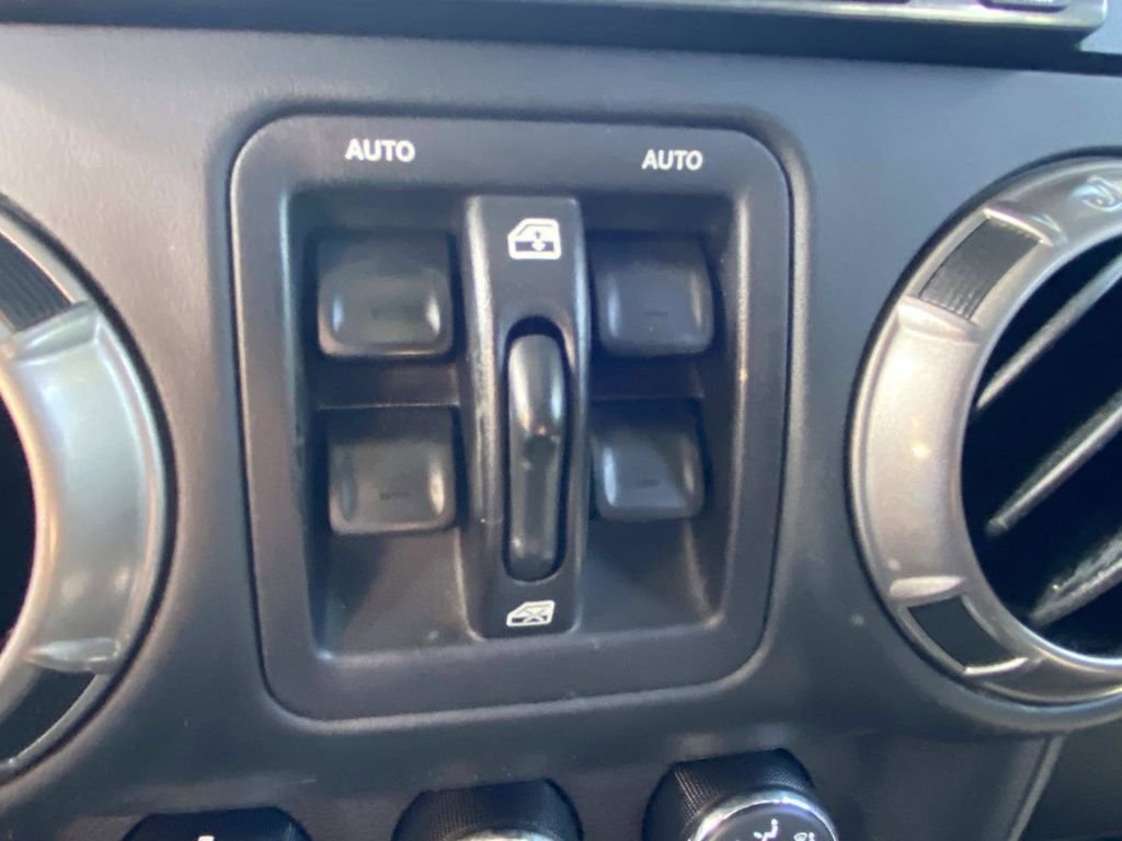 Used 2018 Jeep Wrangler Unlimited Sahara AWD/4WD image 26