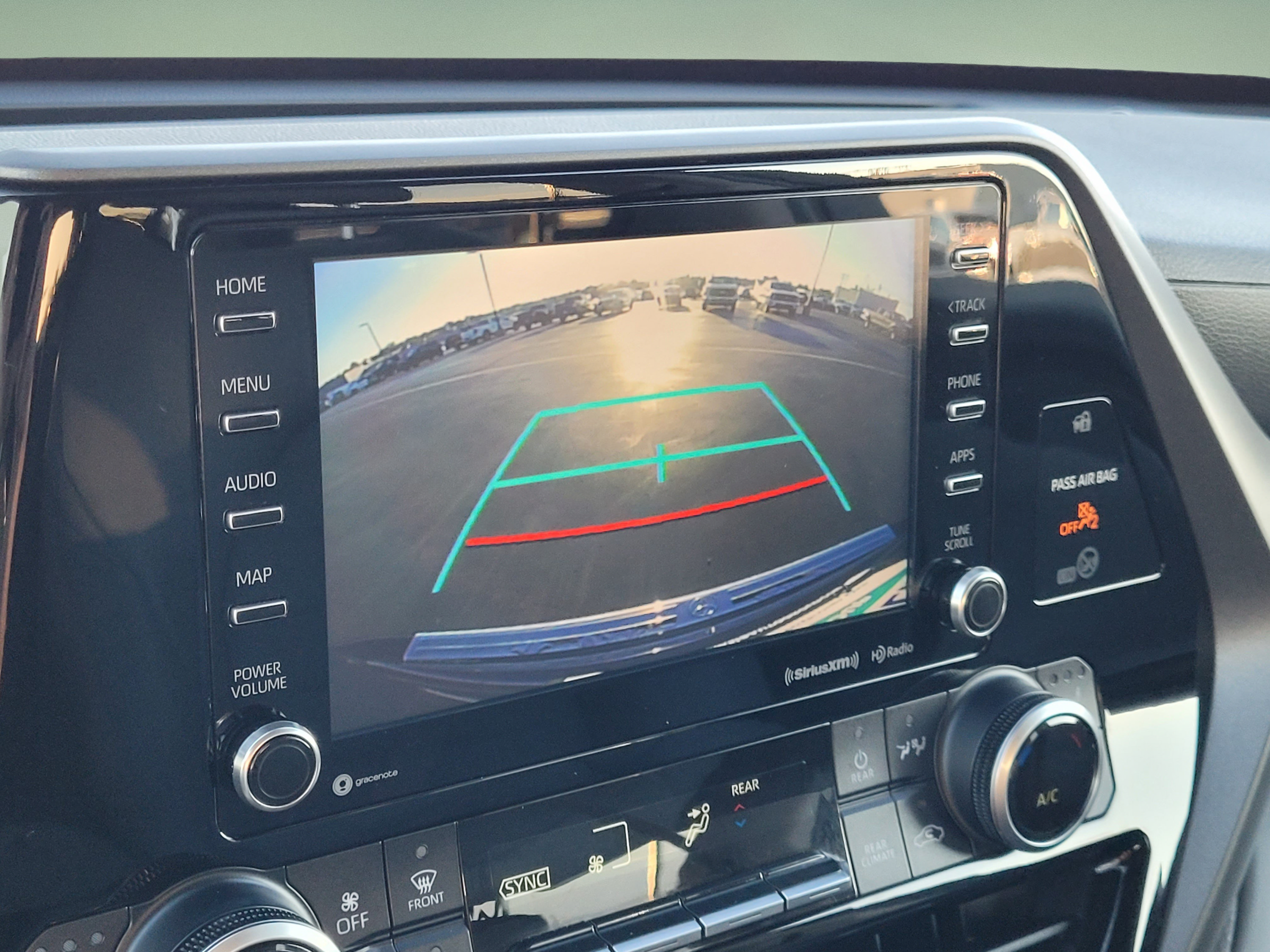 Used 2020 Toyota Highlander XLE AWD/4WD image 19