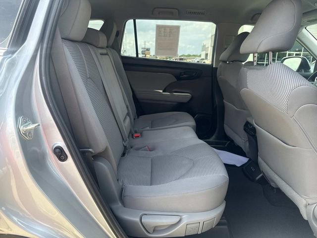 Used 2023 Toyota Highlander L FWD image 15