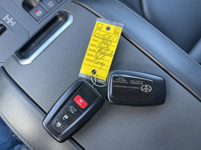 Used 2023 Toyota Highlander XLE FWD image 34