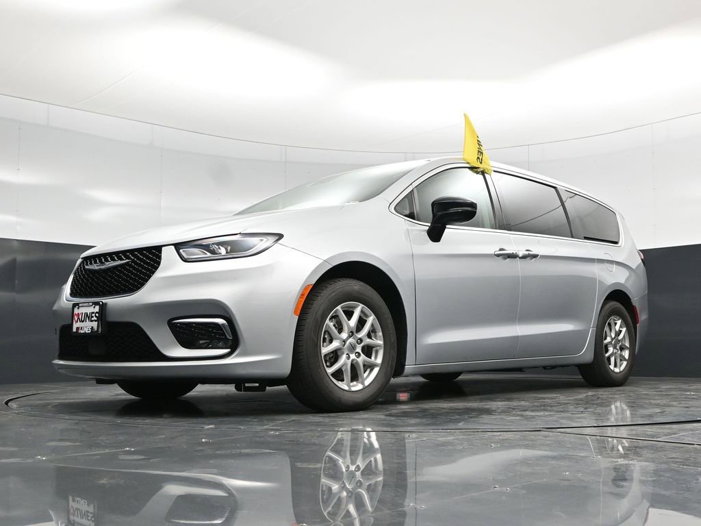 Used 2024 Chrysler Pacifica Touring-L FWD image 59