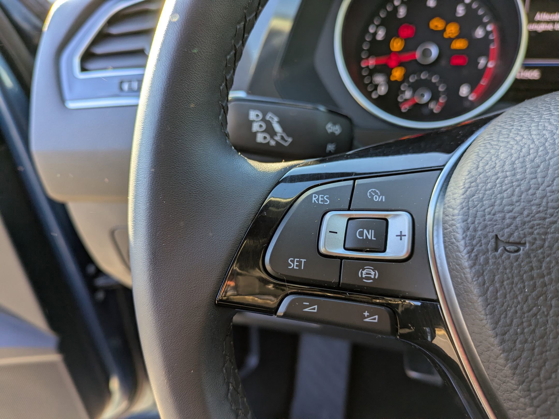 Used 2020 Volkswagen Tiguan SE image 18