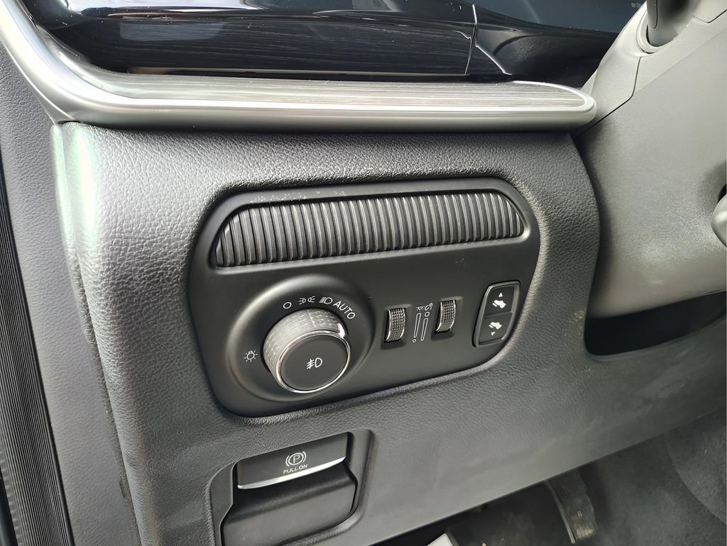 Used 2022 Jeep Wagoneer Series III w/ Flexible Seating Group image 14