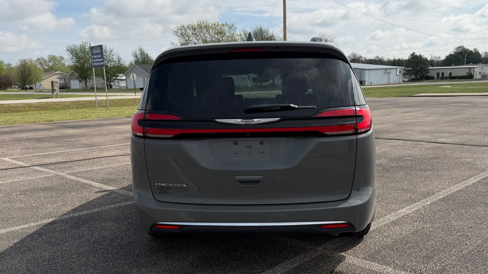 Used 2022 Chrysler Pacifica Touring-L FWD image 4