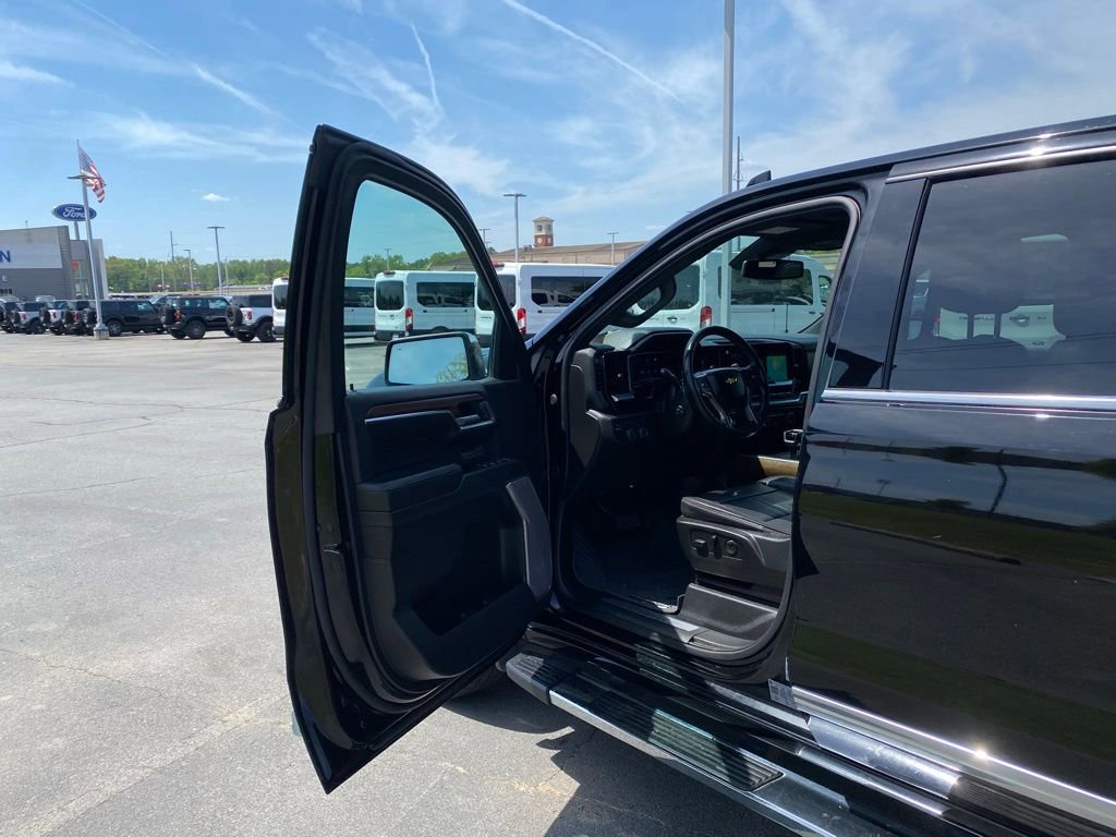 Used 2022 Chevrolet Silverado 1500 High Country w/ High Country Premium Package AWD/4WD image 10