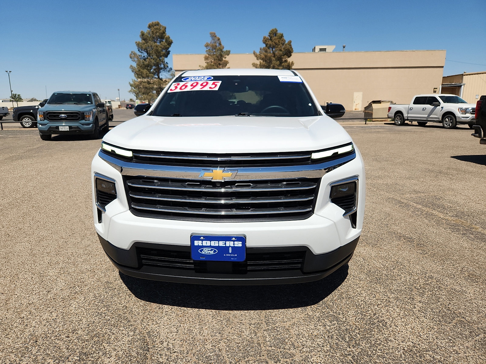 Used 2025 Chevrolet Traverse LT image 8