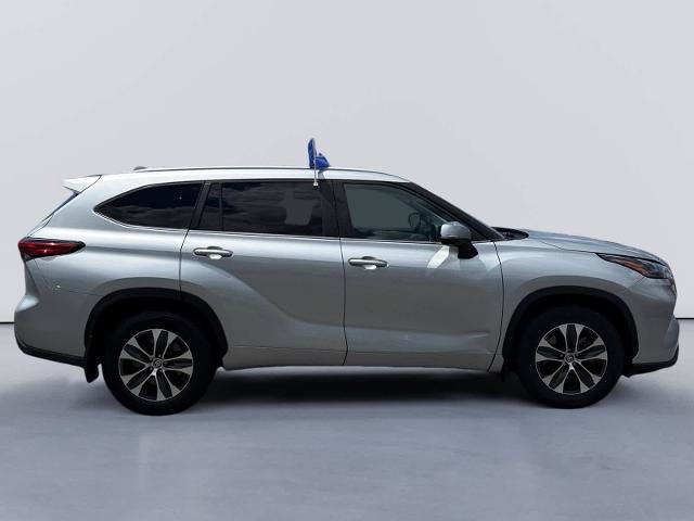 Used 2023 Toyota Highlander XLE AWD/4WD image 6