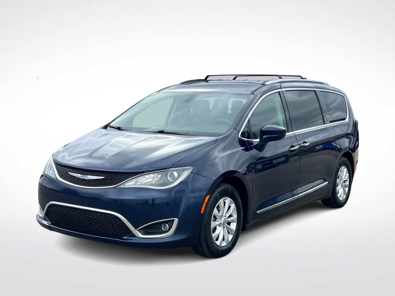 Used 2018 Chrysler Pacifica Touring-L Plus FWD image 4