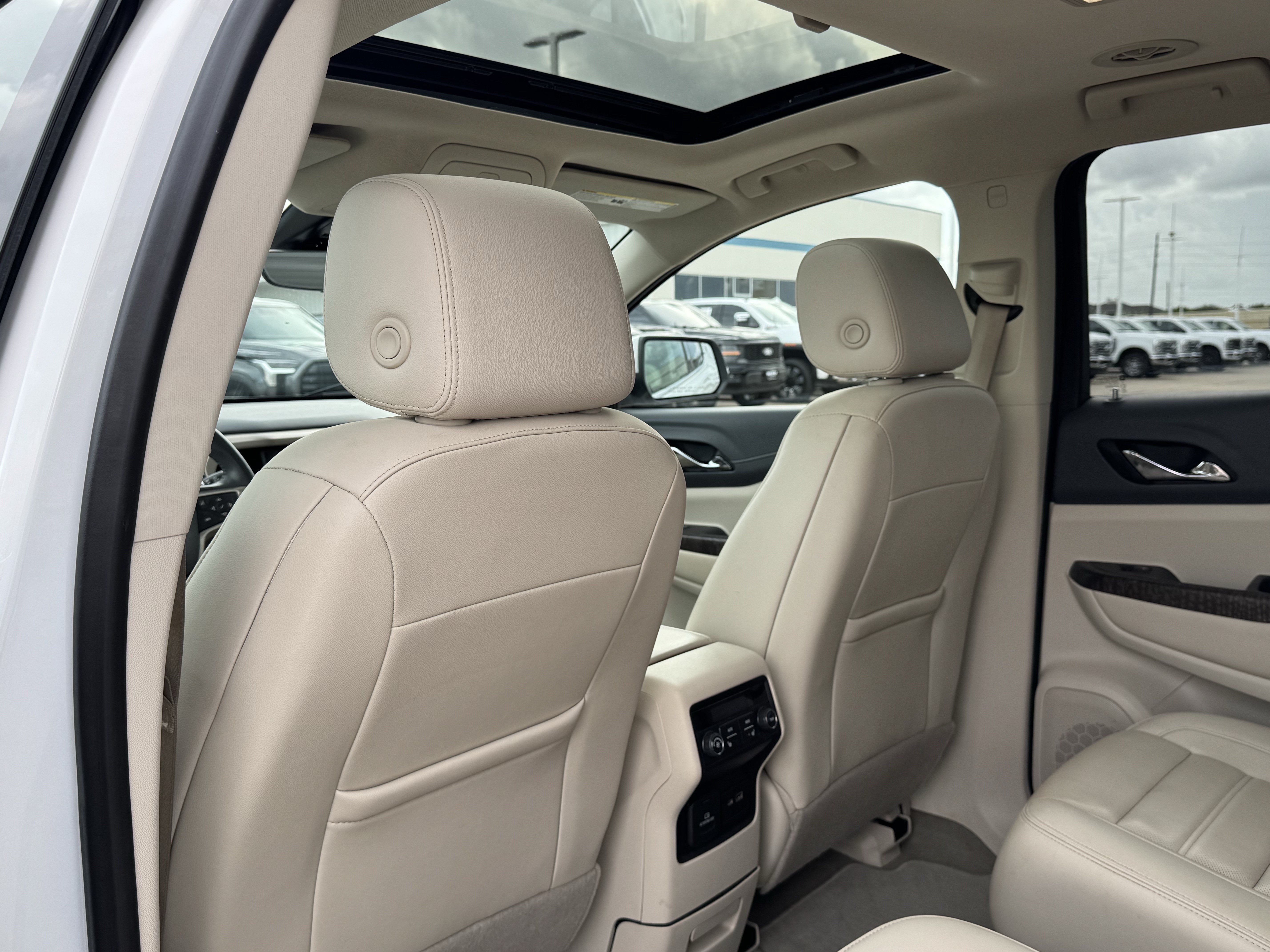 Used 2022 GMC Acadia Denali w/ Denali Ultimate Package FWD image 22