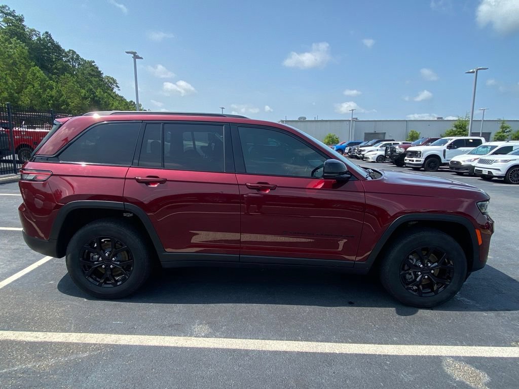 Used 2025 Jeep Grand Cherokee Altitude AWD/4WD image 8