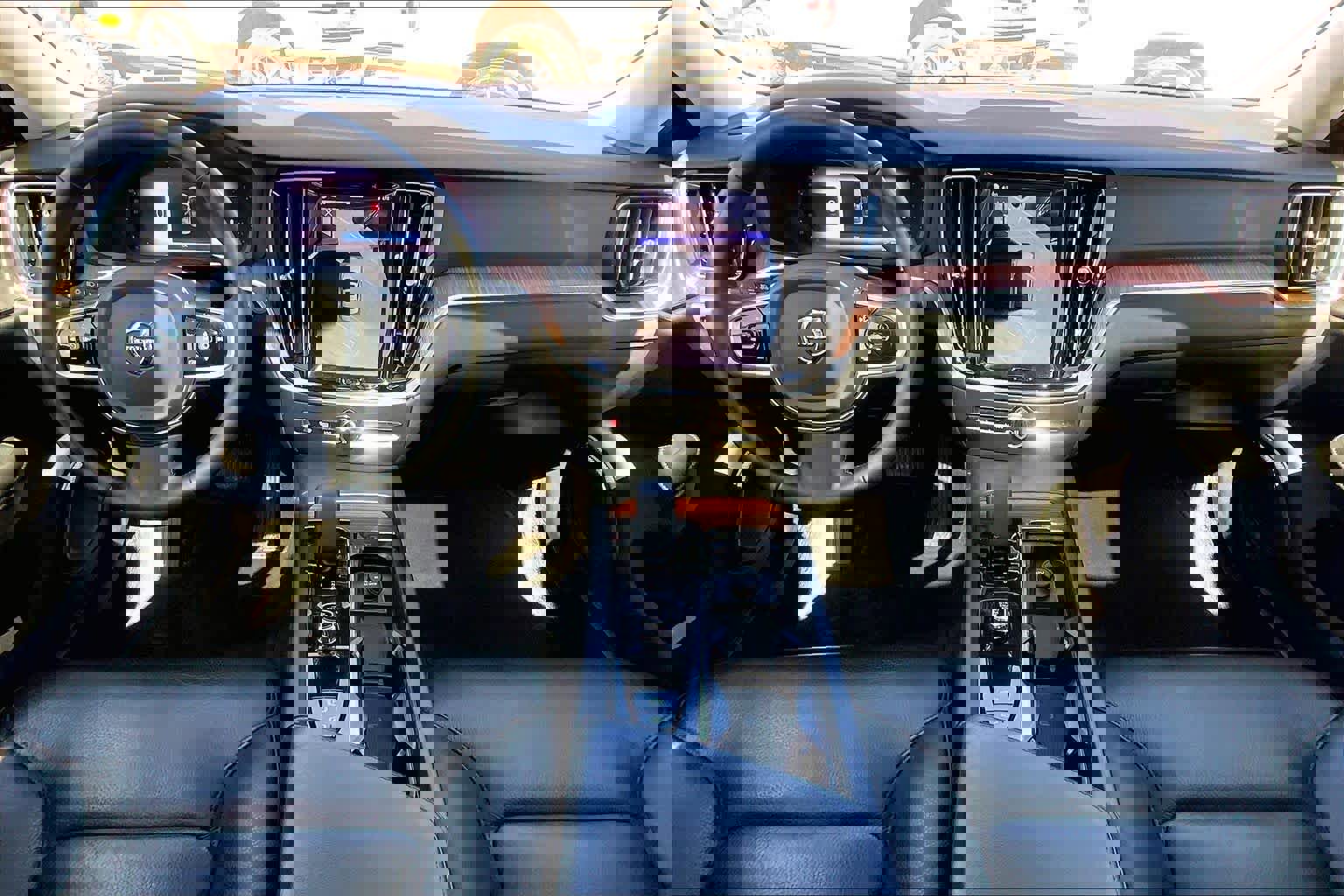 Used 2023 Volvo S60 B5 Plus image 16