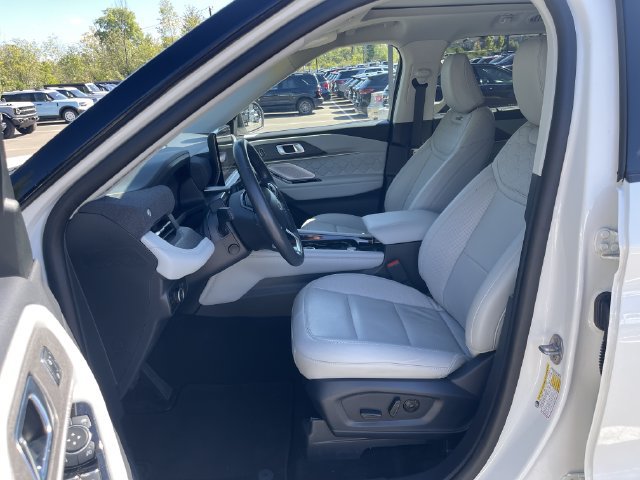 Certified 2025 Ford Explorer Platinum w/ Ultimate Package AWD/4WD image 34