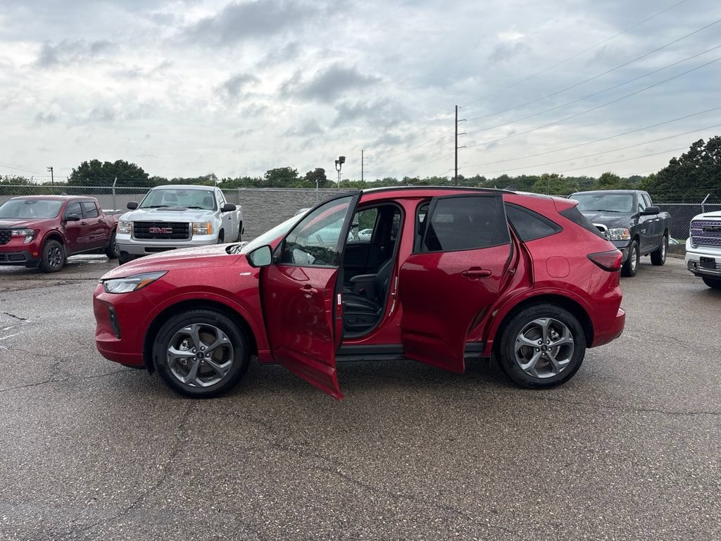 Certified 2024 Ford Escape ST-Line Select w/ Tech Pack #2 AWD/4WD image 4