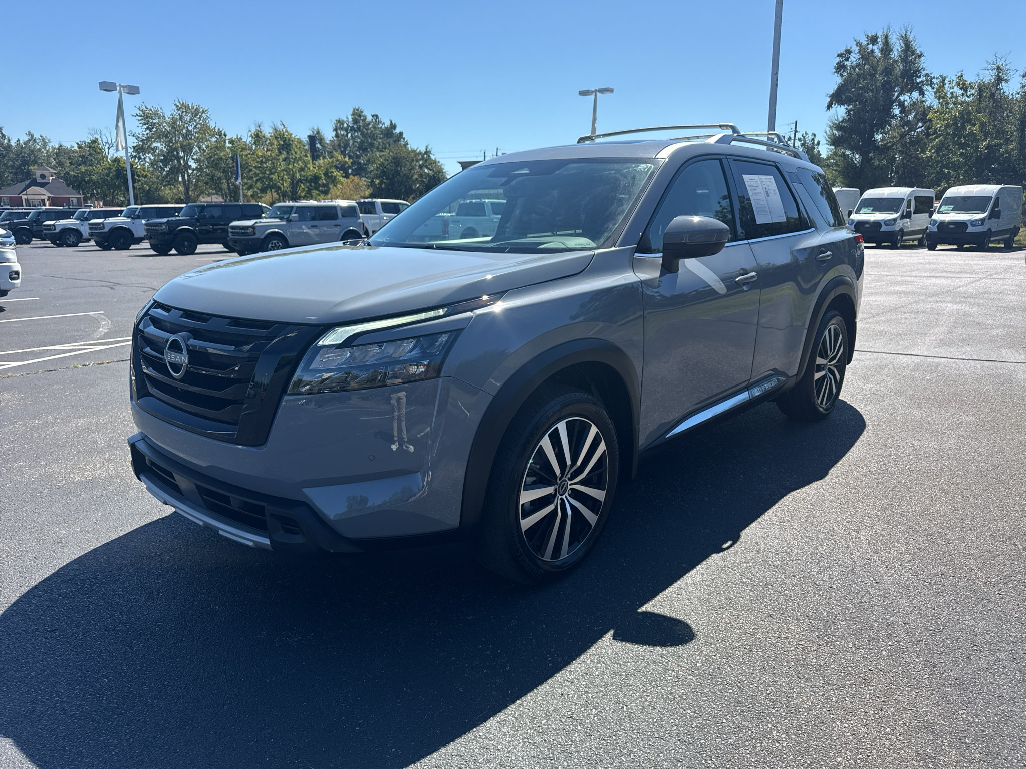 Used 2025 Nissan Pathfinder Platinum w/ Black Appearance Package FWD image 3