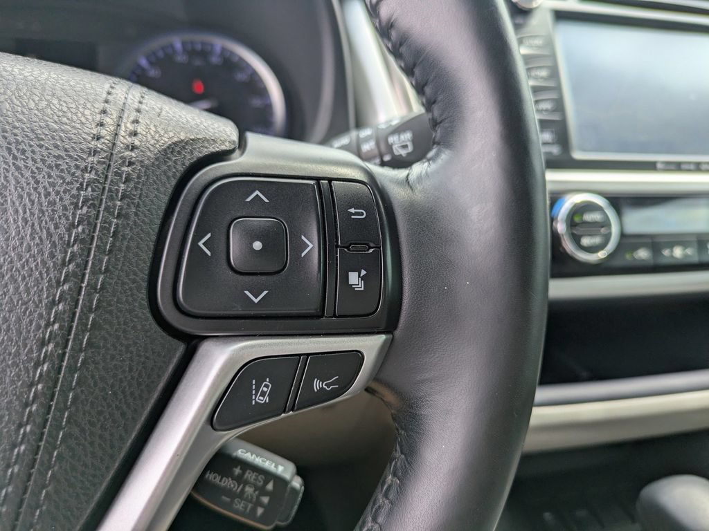 Used 2018 Toyota Highlander Limited Platinum FWD image 32
