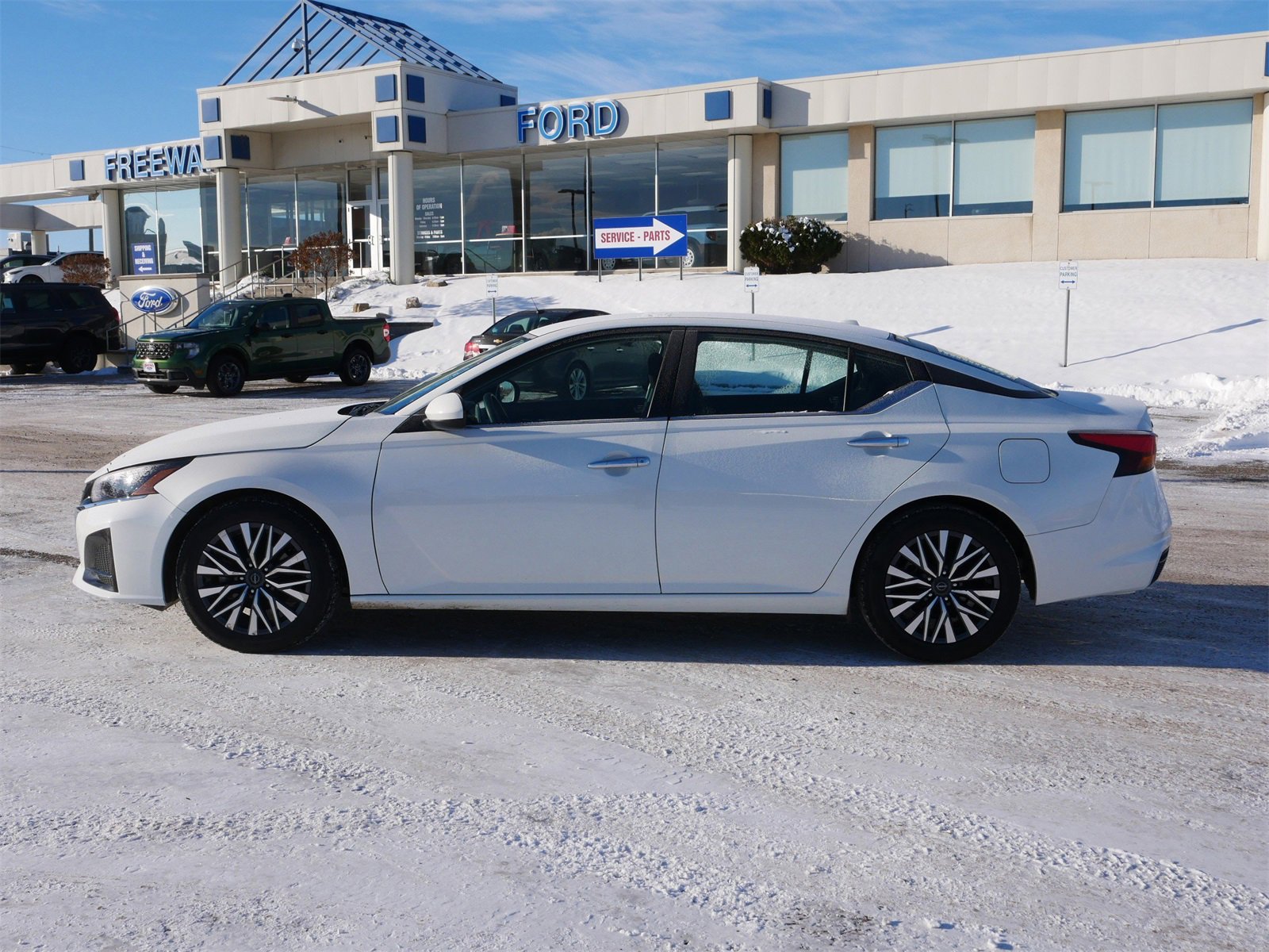 Used 2023 Nissan Altima 2.5 SV image 2