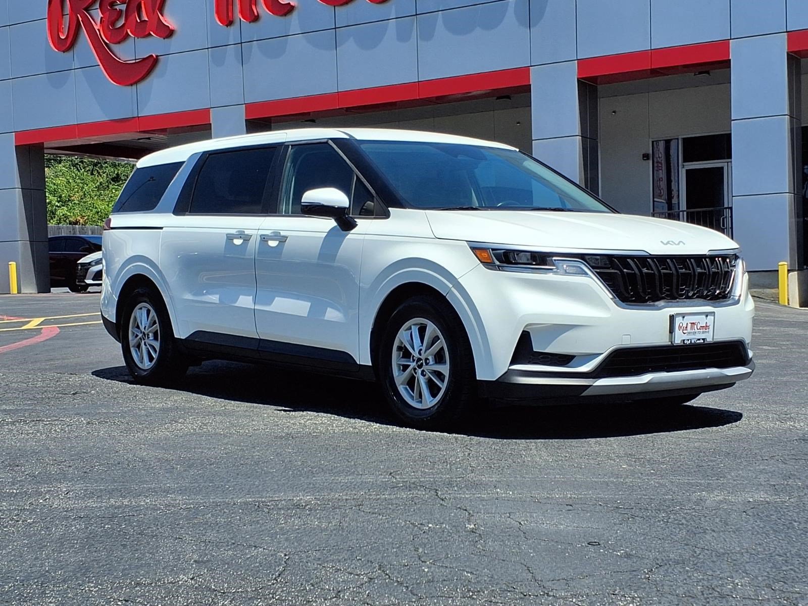 Used 2023 Kia Carnival LX FWD image 4