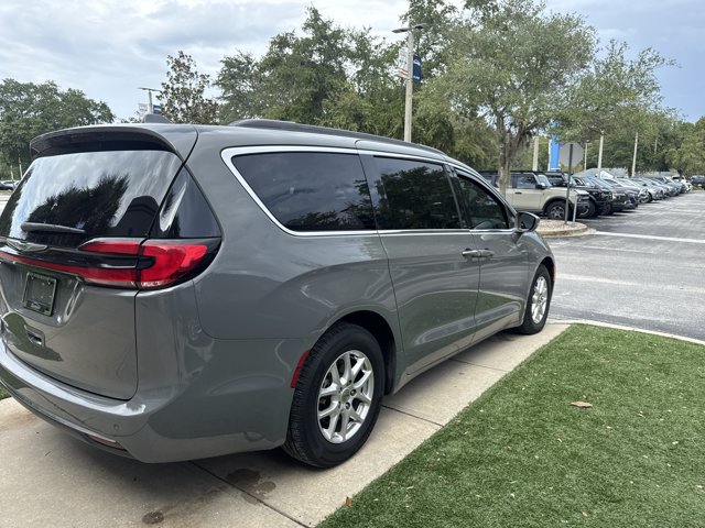 Used 2022 Chrysler Pacifica Touring-L FWD image 2