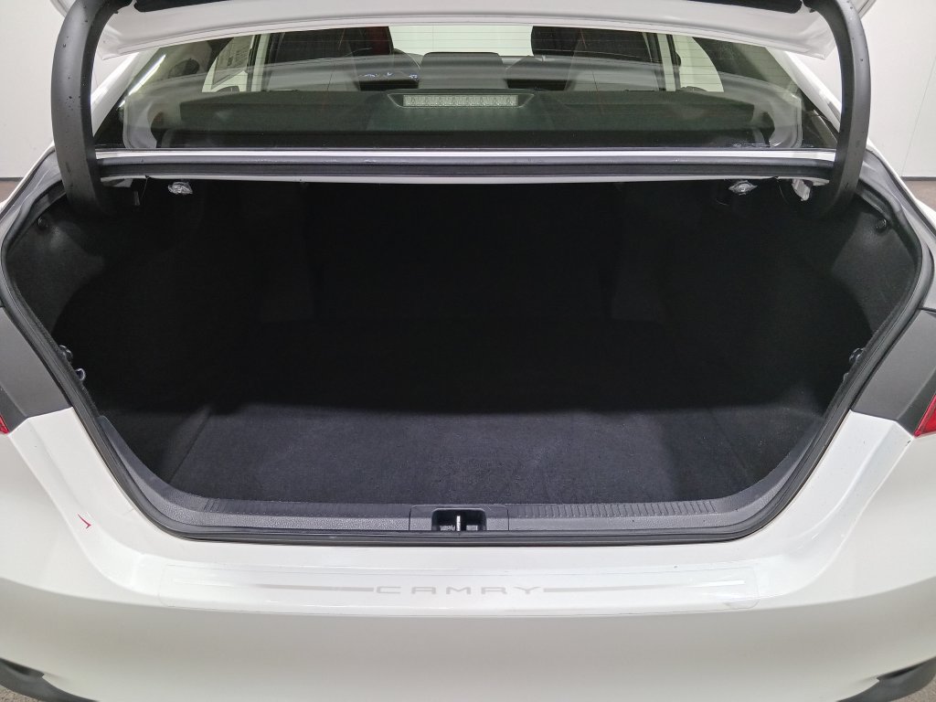 Used 2019 Toyota Camry LE FWD image 5